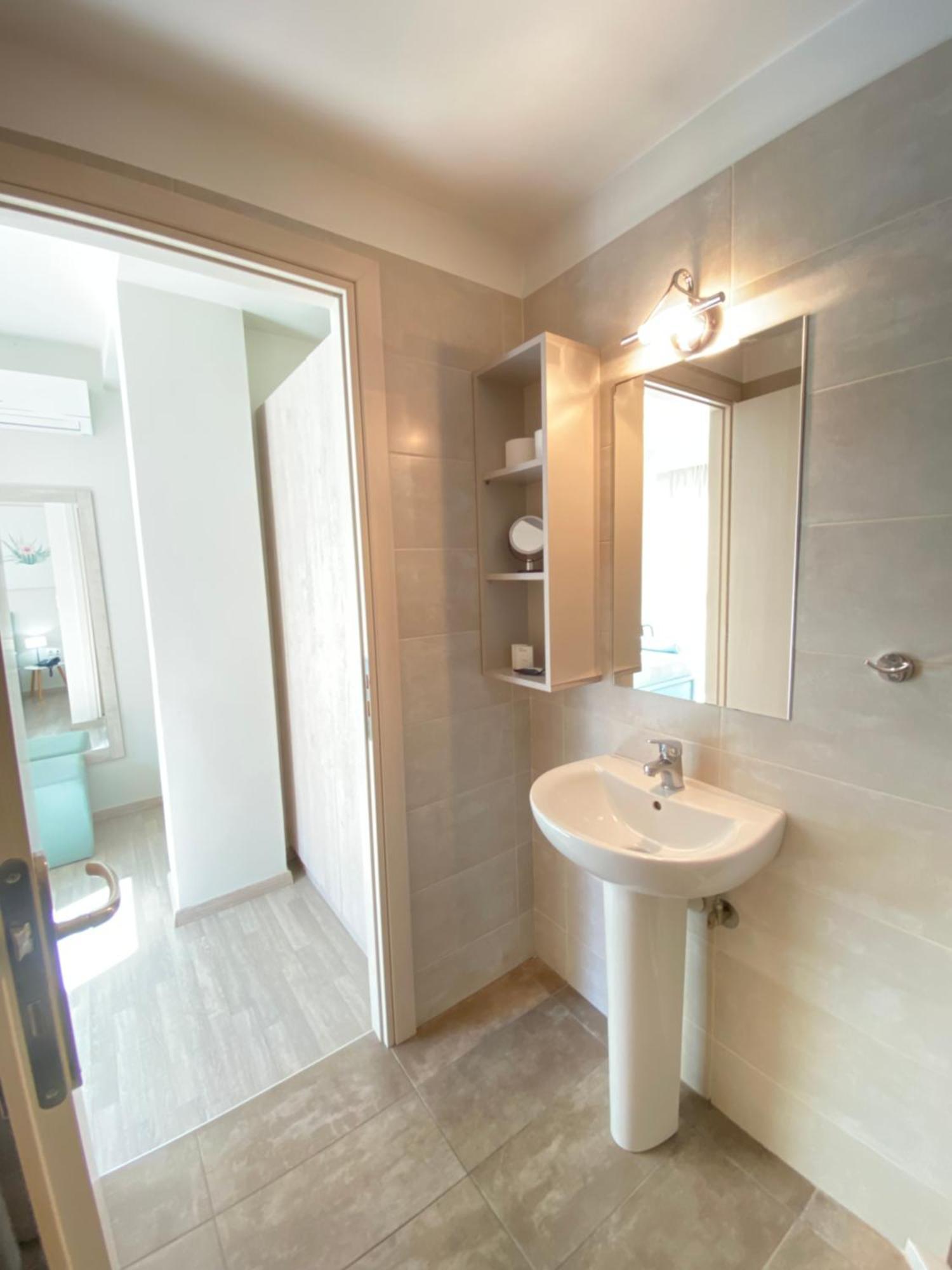 Hotel Tins -