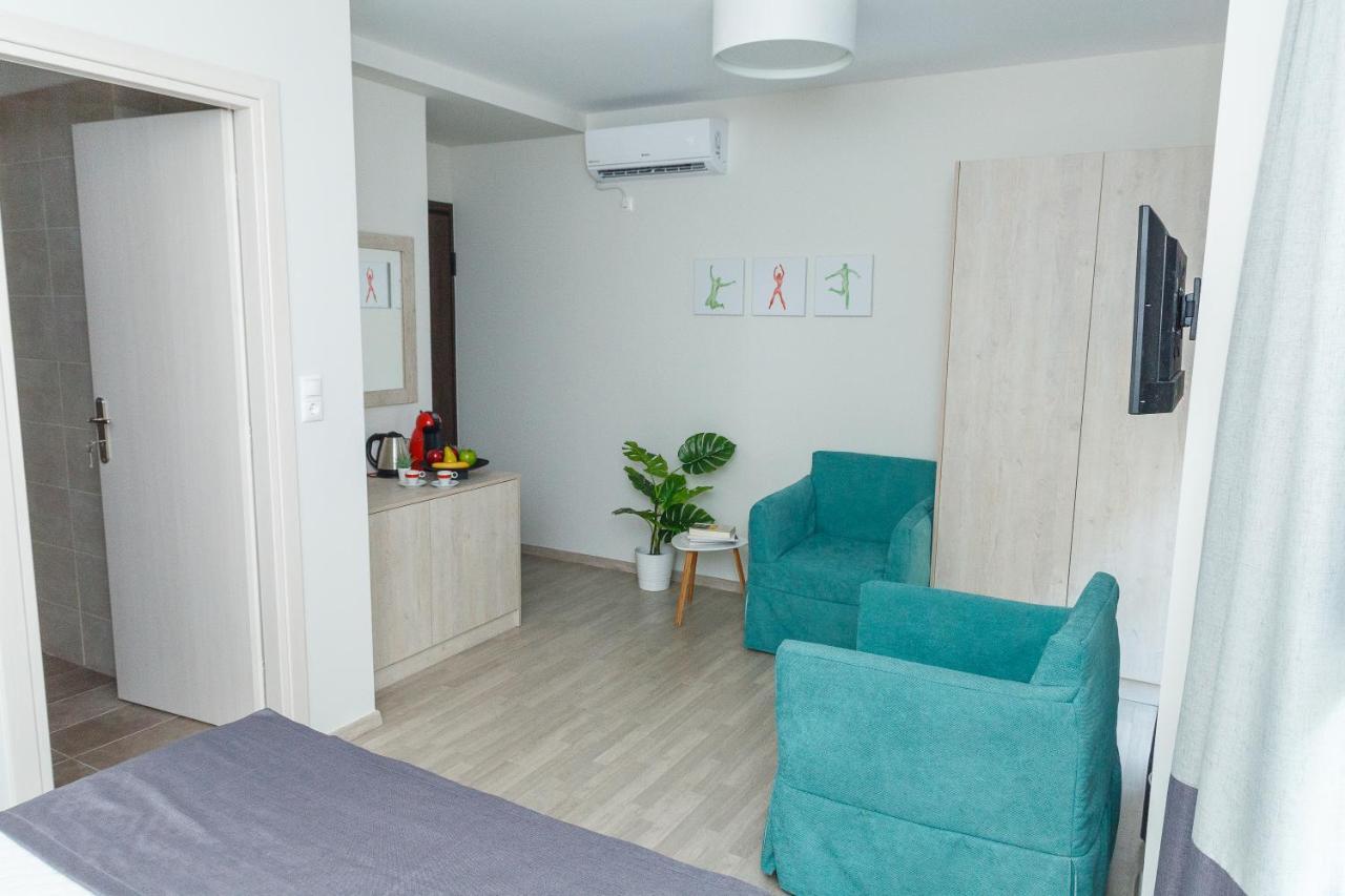 Hotel Tins -
