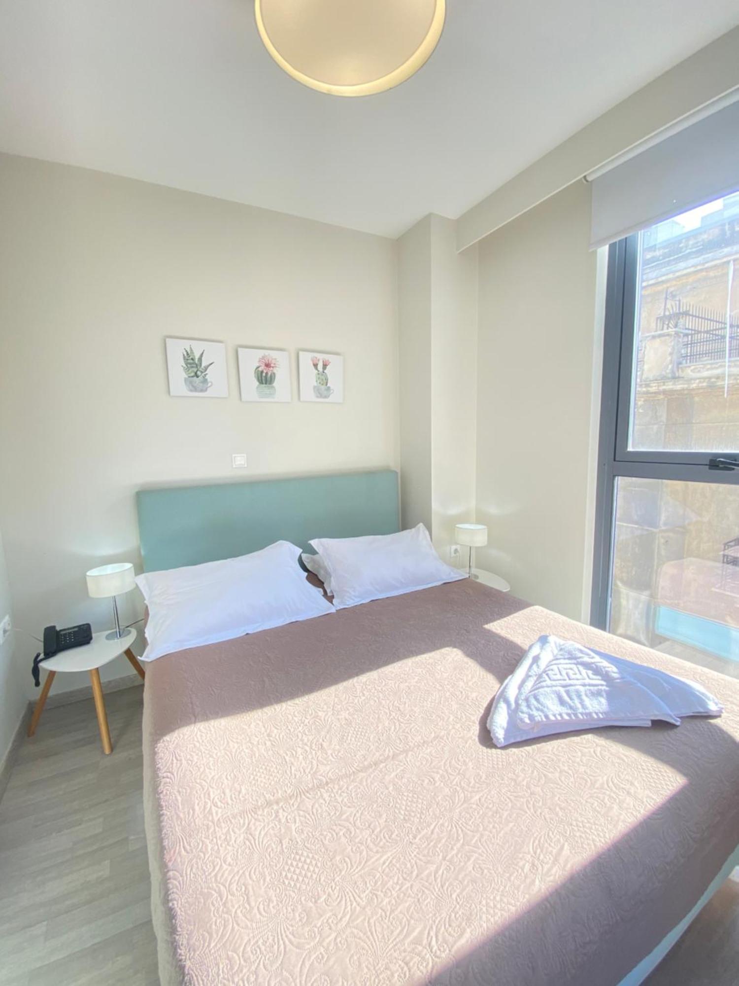 Tins - Hotel