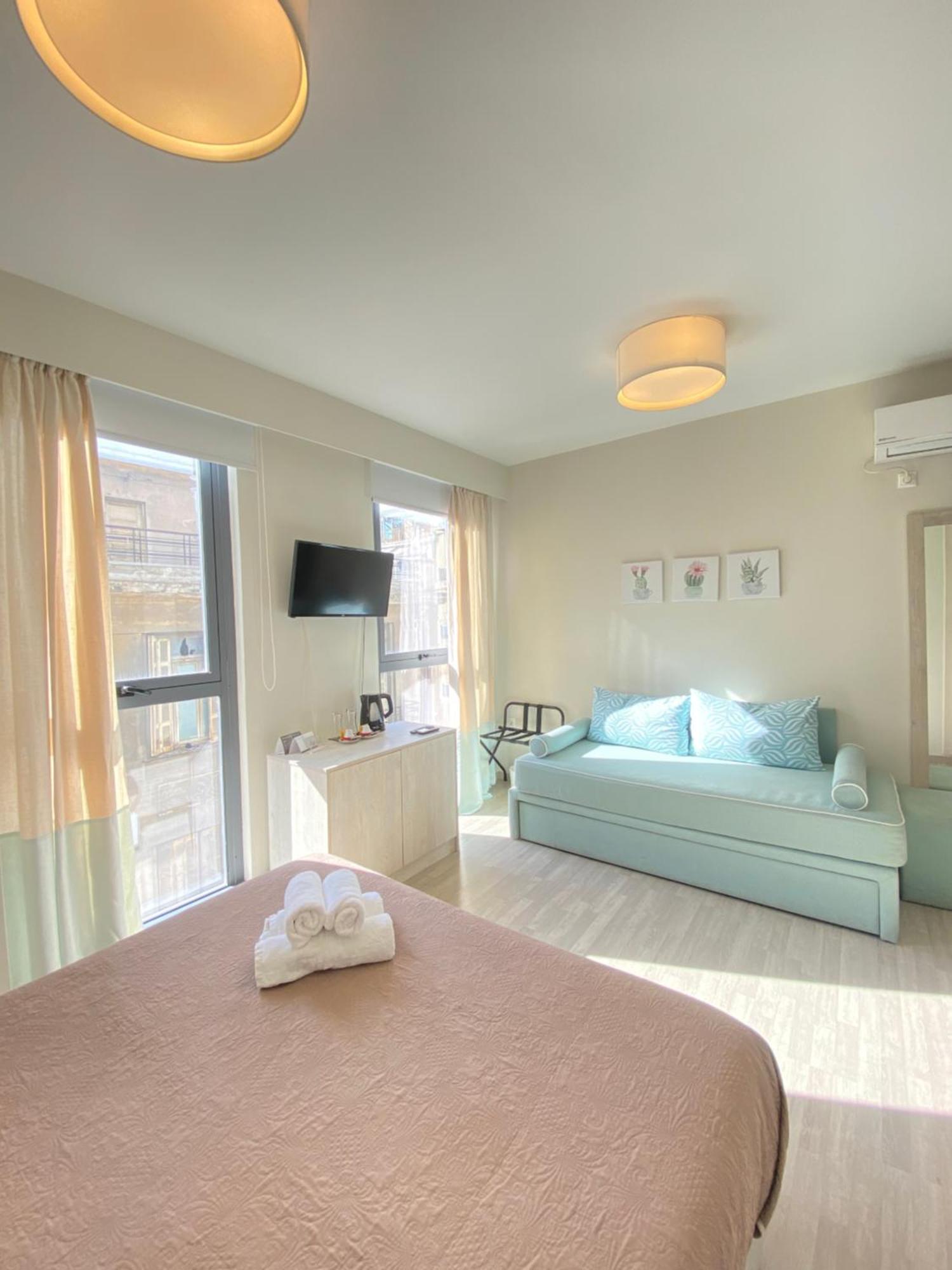 Tins - Hotel