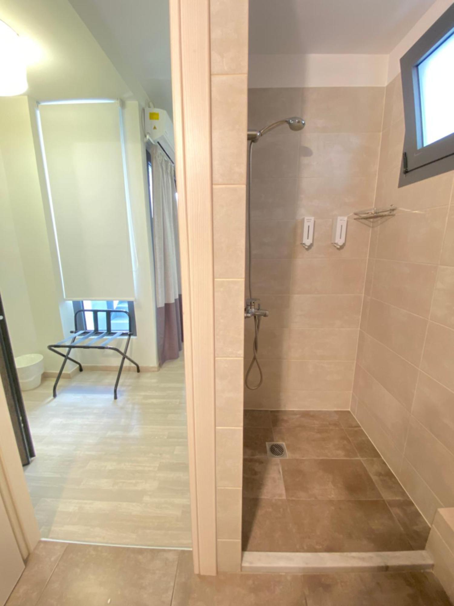 Hotel Tins -
