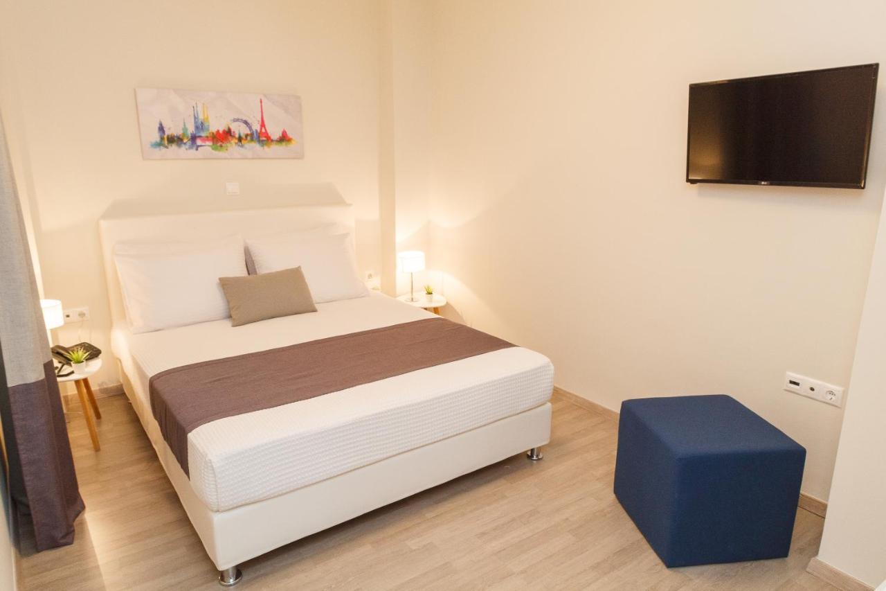 Tins - Hotel